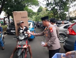 Kebersamaan di Ramadhan: Polsek Senen dan Mahasiswa PB PMII Berbagi Takjil untuk Warga