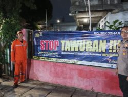 Bhabinkamtibmas Kampung Rawa dan PPSU, pemasangan spanduk/banner himbauan kamtibmas bertuliskan “STOP TAWURAN”