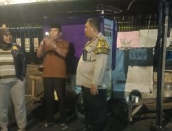 Pastikan Wilayah Aman, Bhabinkamtibmas Petamburan Bersama Ketua RW Dan FKDM Pemantauan Selesai Sholat Subuh