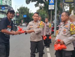 Polsek Sawah Besar Turun ke Jalan! Bagi-Bagi Takjil untuk Warga di Bulan Ramadhan