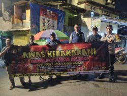 Awas Kebakaran, Bhabinkamtibmas Karet Tengsin Mengingatkan Warganya Melalui Spanduk Imbauan Di Lokasi Strategis