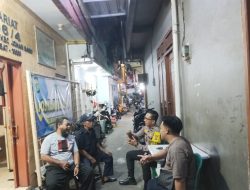 Sambang Pos Satkamling RW 06: Bhabinkamtibmas Kampung Rawa dan FKDM Ajak Satkamling Kerjasama dalam Menciptakan Lingkungan yang Aman dan Kondusif