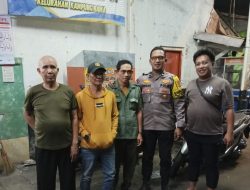 Patroli Dialogis Bhabinkamtibmas dan FKDM Berikan Imbauan kepada Satkamling di Poskamling RW 01 Kampung Rawa