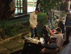 Bhabinkamtibmas Bersama FKDM Membubarkan Remaja Nongkrong Larut Malam Di Jalan Bonang
