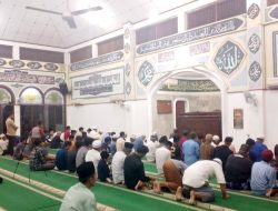 Tarawih Keliling Bhabinkamtibmas Kelurahan Gunung Sahari Utara di Masjid Baiturrahim, Jaga Kenyamanan Ibadah