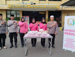 Kebersamaan dalam Berbagi: Kapolsek Johar Baru dan Bhayangkari Berikan Takjil di Jalan Kramat Pulo Gundul