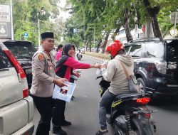 Bhayangkari Ranting Senen Bagikan Takjil kepada Pengguna Jalan dan Warga Sekitar