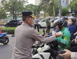 Berbagi Berkah Ramadan, Polsek Cempaka Putih Bagikan 250 Takjil untuk Warga