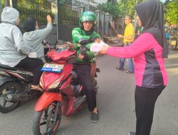 Kapolsek Johar Baru Bersama Kanit Reskrim dan Ibu Bhayangkari Bagikan Takjil Berkah Kepada Masyarakat di Jalan Kramat Pulo Gundul