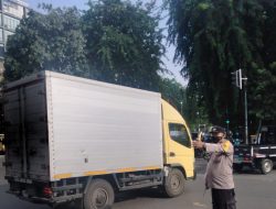 Polsubsektor Petojo Atur Lalu Lintas di Persimpangan Petojo, Arus Terpantau Lancar