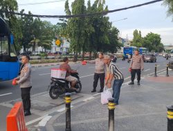 Polri Turun Ke Jalan Raya Bagikan Takjil untuk Masyarakat di Bulan Suci Ramadhan