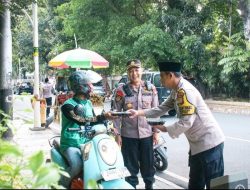 Polsek Metro Menteng Berbagi Nasi Siap Saji, Warga Masyarakat Terimakasih Pak Polisi!