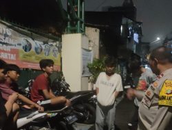 Patroli Jalan Kaki di Sekitar Gang RT.016 RW.04, Bhabinkamtibmas Berikan Himbauan Kamtibmas Kepada Remaja