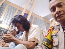 Polisi Sholat Tarawih di Masjid Al-Taqwa, Warga Cempaka Putih Apresiasi Kehadiran Aparat