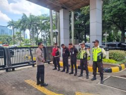 Bhabinkamtibmas Karet Tengsin Pimpin Pengamanan Dan Antisipasi Unjuk Rasa Di Gedung Graha BNI Pusat