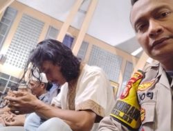 Polisi Sholat Tarawih di Masjid Al-Taqwa, Warga Cempaka Putih Apresiasi Kehadiran Aparat