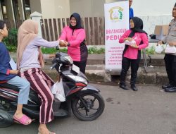 Berbagi Kebahagiaan di Bulan Ramadhan, Polsek Johar Baru Bagikan Takjil kepada Pengguna Jalan