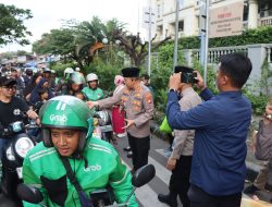 Hangatnya Kebersamaan: Kapolres Metro Jakarta Pusat Bagikan 300 Takjil, Warga Ucapkan Terima Kasih