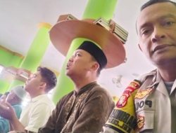 Bhabinkamtibmas Cempaka Putih Timur Laksankan Sholat Jumat Berjamaah di Masjid Baitul Muttaqin, Pererat Hubungan dengan Warga