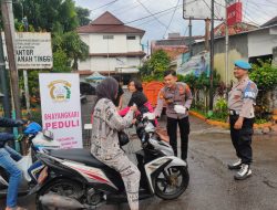 Sambut Ramadan, Kapolsek Johar Baru dan Ibu Bhayangkari Adakan Pembagian Takjil untuk Pengguna Jalan dan Warga di Kramat Pulo Gundul