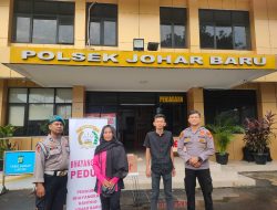 Sambut Ramadan, Kapolsek Johar Baru dan Ibu Bhayangkari Adakan Pembagian Takjil untuk Pengguna Jalan dan Warga di Kramat Pulo Gundul