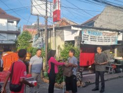 Giat Sosial Kapolsek Johar Baru dan Bhayangkari, Berbagi Takjil kepada Pengguna Jalan dan Masyarakat