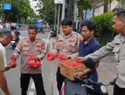 Waka Polsek Sawah Besar Turun Langsung Dalam Aksi Sosial Berbagi Takjil untuk Warga