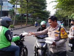 Polsek Kemayoran Berbagi Takjil, Ojol hingga Warga yang Melintas Senang Dapat Berkah Ramadhan
