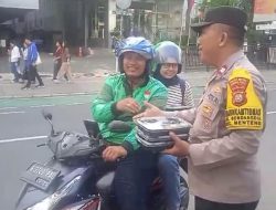 Polsek Metro Menteng Berbagi Makanan Untuk Berbuka Puasa Di Jalan Rp. Soeroso, Terimakasih Pak Polisi!