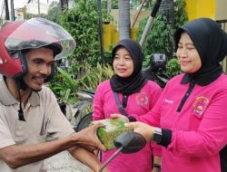 Kepedulian Bhayangkari Ranting Cempaka Putih: Berbagi Takjil untuk Warga