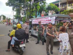 Polsek Menteng Berbagi, Sebanyak 250 Box Nasi Cepat Saji Di Bagikan Masyarakat Di Jalan Anyer