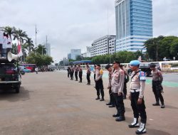 Kanit Sabhara Dan Personel Polri Lakukan Pengamanan Unras Dan Pengaturan Arus Lalin