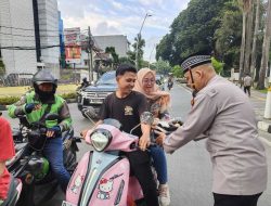 Wakapolsek Metro Menteng Pimpin Pembagian 150 Box Nasi Cepat Saji Kepada Masyarakat Di Tugu Proklamasi