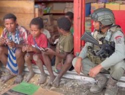 Personel Operasi Damai Cartenz-2025 Bangun Kebersamaan dengan Anak-Anak di Intan Jaya