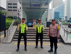 Bhabinkamtibmas Patroli Dialogis Di Stasiun MRT Bundaran HI, Ciptakan Situasi Aman Kondusif