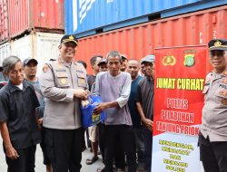 Kapolres berikan Bansos dan Sosialisasikan Tips Mudik Aman, Keluarga Nyaman, Hotline Mudik 110, Berantas Preman Kedok Ormas