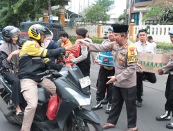 Kapolres Metro Jakarta Pusat: Berbagi Takjil, Berbagi Kebahagiaan di Puasa Terakhir Ramadhan
