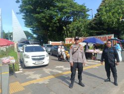 Polsek Metro Tanah Abang Berikan Pelayanan Kepada Ziarah Hari Pertama Idul Fitri TPU Karet Bivak Dan Kebebem