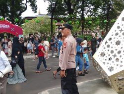 Polisi Amankan Pengunjung Taman Mini Indonesia Indah (TMII) Jakarta Timur pada Hari pertama Lebaran 2025