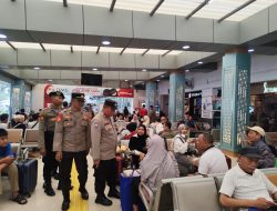 Petugas Pos Yan Tingkatkan Patroli Jalan Kaki dan Himbauan Kamtibmas di Stasiun Pasar Senen Jakarta Pusat