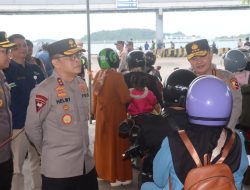 Kabaharkam Polri Sambangi Pemudik di Bakauheni, Imbau Waspada di Perjalanan
