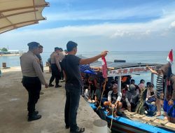 *Anggota Pospam Lebaran 2025 Pulau Untung Jawa Himbau Wisatawan Jaga Keselamatan dan Barang Bawaan*