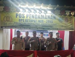 Pengecekan dan Apel Malam oleh Ka Pos Pam di Pos Pengamanan Ops Ketupat Jaya 2025 Kota Paris