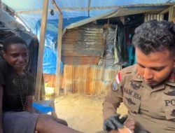 Peduli Kesehatan, Personel Ops Damai Cartenz 2025 Beri Pengobatan kepada Anak yang Terluka di Intan Jaya