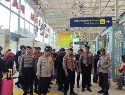 Polisi Gelar Patroli Jalan Kaki di Stasiun Senen, Antisipasi Gangguan Kamtibmas dan Aksi Kriminal
