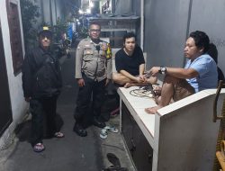 Patroli Malam, Bhabinkamtibmas Sumur Batu Sambangi Pos Satkamling Sumur Batu untuk Jaga Keamanan Warga