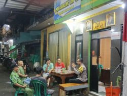 Cegah Kejahatan Pasca Lebaran, Bhabinkamtibmas Kampung Rawa Ajak Satkamling Patroli Pemukiman
