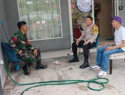 Dekat dengan Warga, Polri-TNI Jaga Keamanan Lingkungan