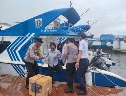 Polri Melayani Sepenuh Hati Personel Pos Yan Kali Adem Lakukan Pengamanan dan Bantu Penumpang Naik Kapal
