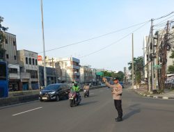 Pengaturan Lalu Lintas Sore di Pertigaan Jalan Biak, Polsek Metro Gambir Pastikan Kelancaran Arus Kendaraan